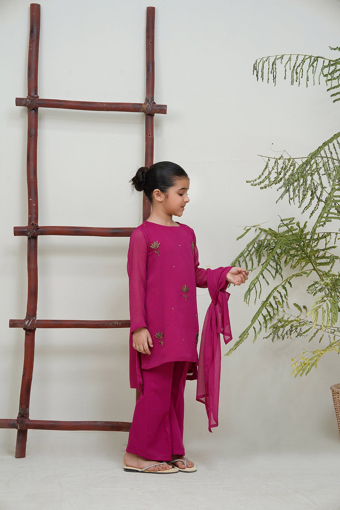 2-Piece Set Fuchsia hand-Embroidered Sheep