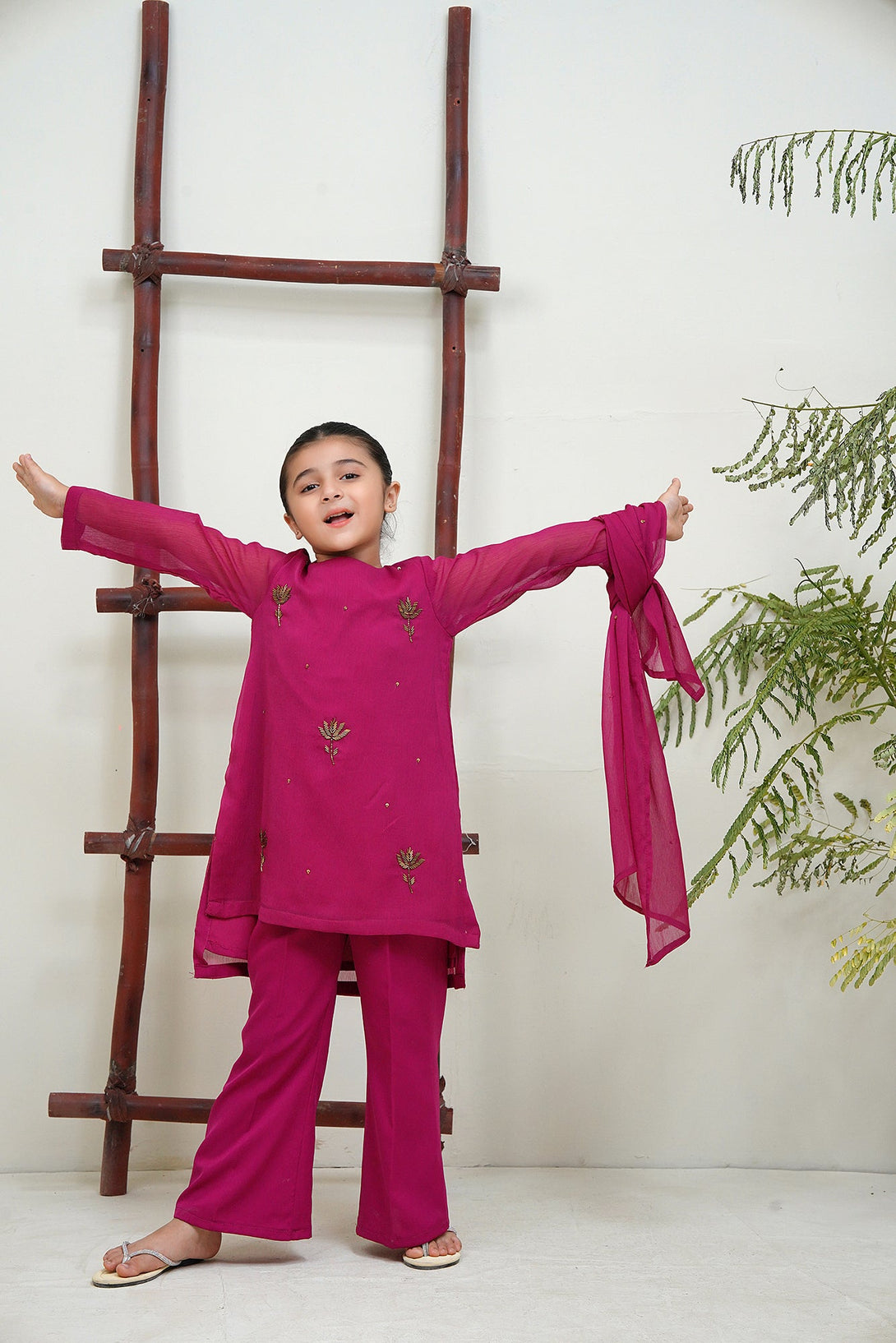 2-Piece Set Fuchsia hand-Embroidered Sheep