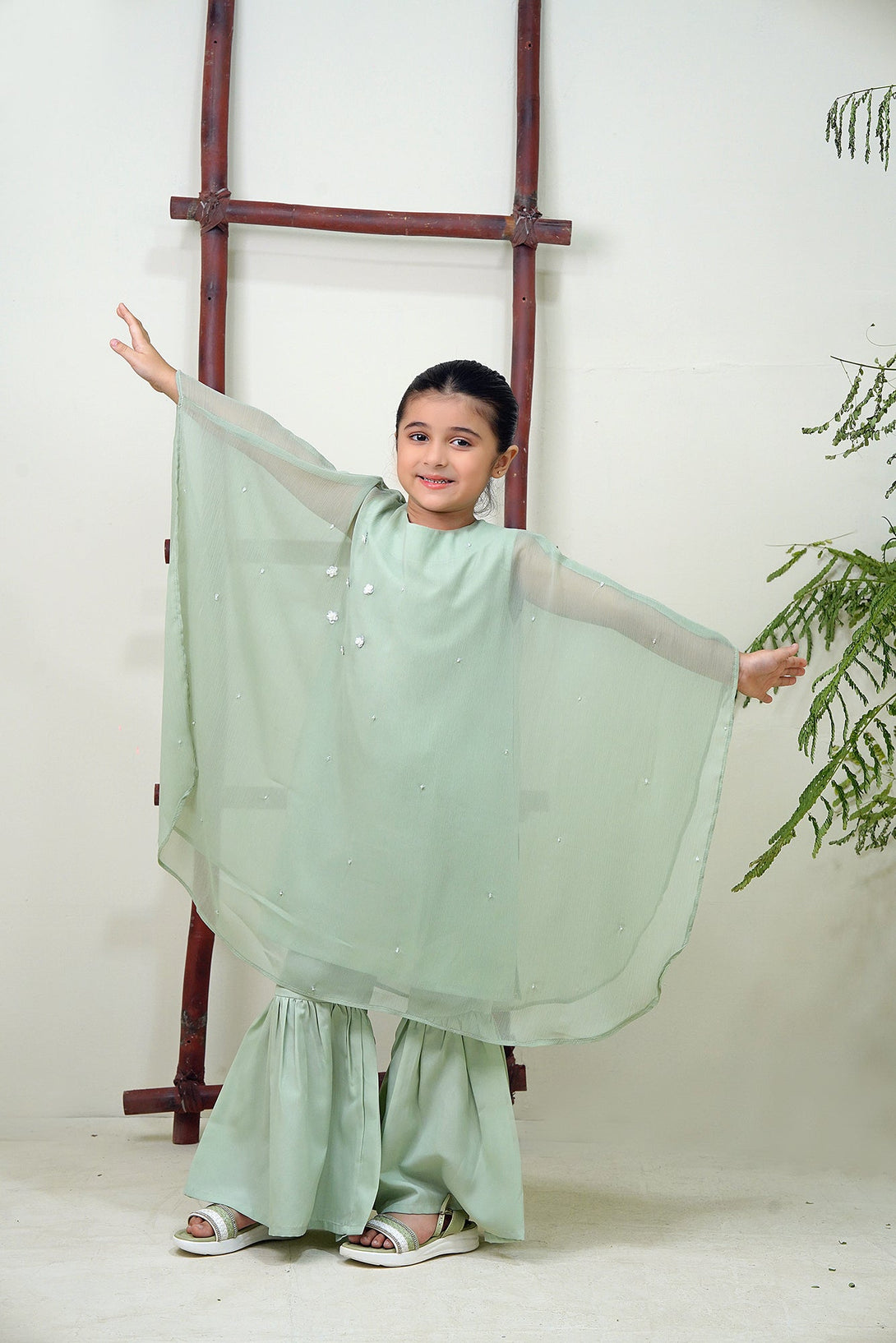 2-Piece Set Pista Green hand-Embroidered Sheep