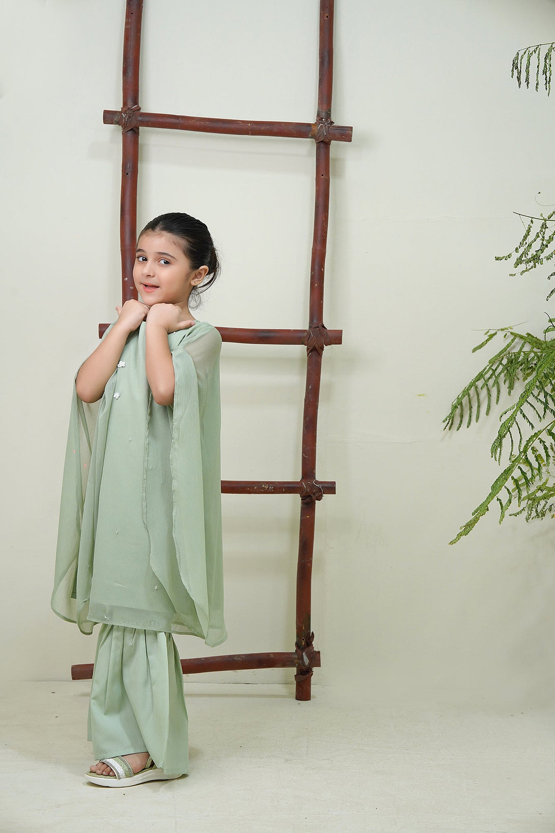 2-Piece Set Pista Green hand-Embroidered Sheep